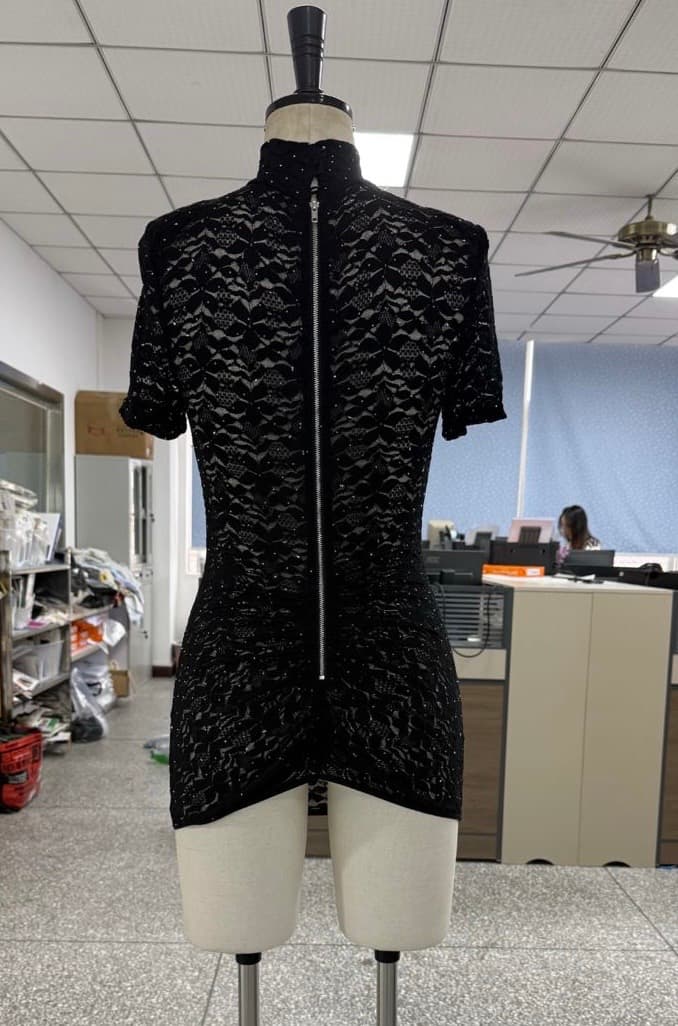 SØLIS hand-finished lace, back detail